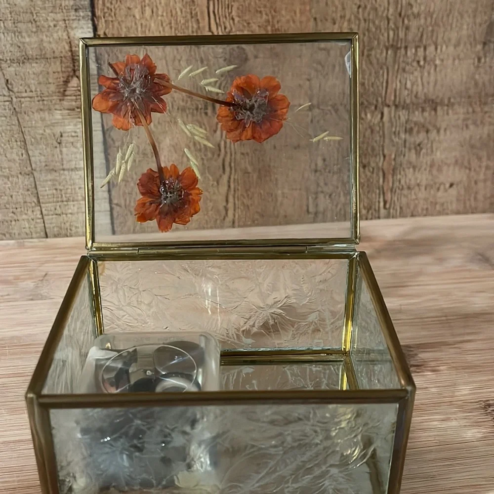 Vintage Brass and glass with pressed flowers trinket box/music box - Picture 8 of 11